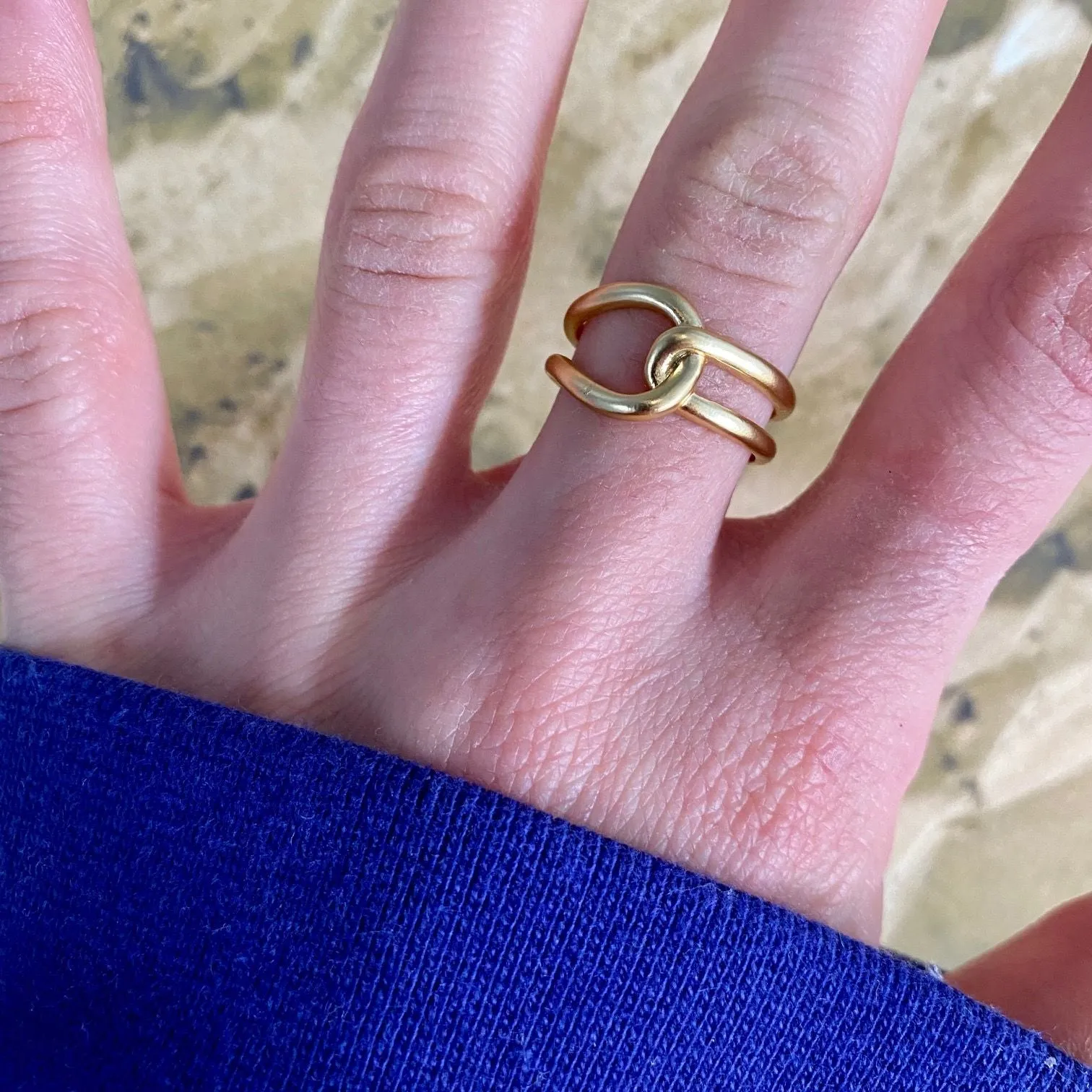 Intertwined link ring